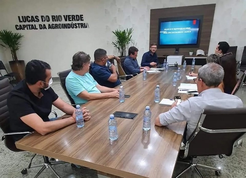 Prefeito discute projetos de lei com vereadores e diretoria do Saae