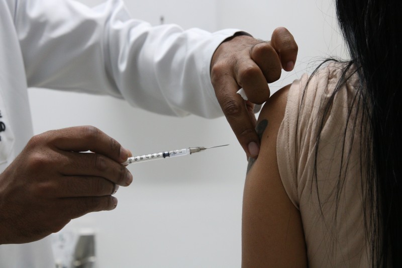 Covid-19: pessoas com mais de 30 anos podem tomar quarta dose em SP