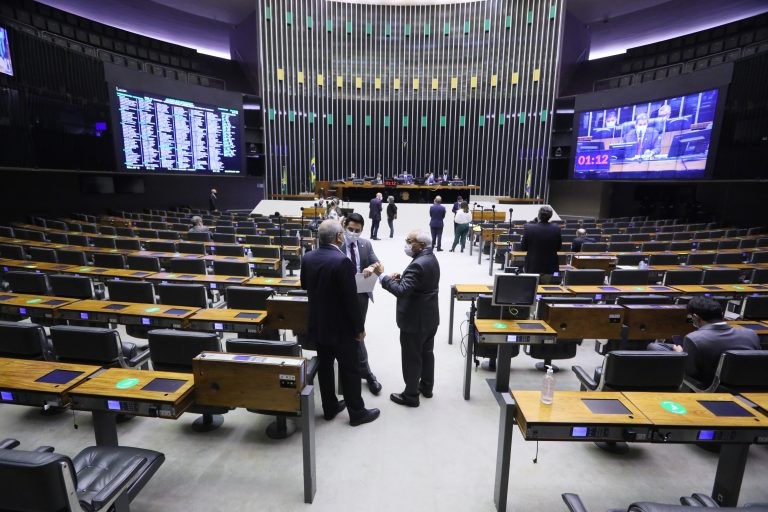 Câmara aprova urgência para acordo de serviços aéreos entre Brasil e Luxemburgo; acompanhe