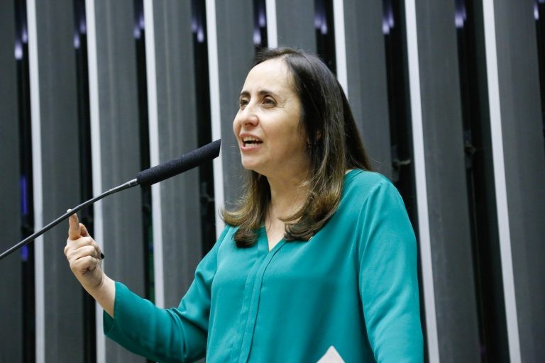 Projeto autoriza presença de acompanhante no veículo para filmar teste de direção