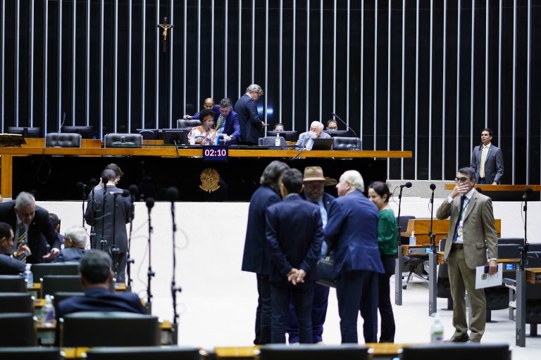 Deputados discutem MP sobre renovação de frota de ônibus e caminhões; acompanhe