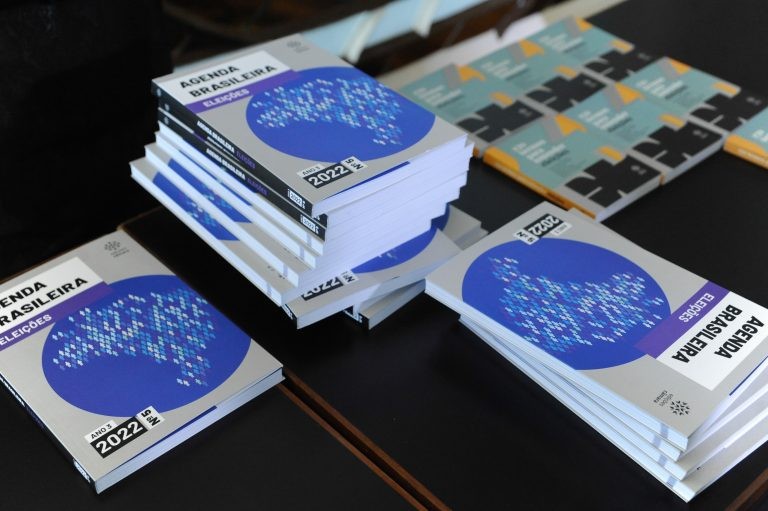 Câmara lança três livros com glossário, legislação e análises sobre as eleições