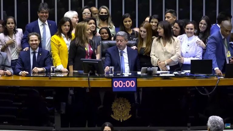 Câmara aprova projeto que obriga planos de saúde a cobrir tratamentos fora do rol da ANS