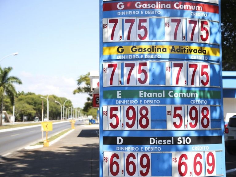 Projeto susta decreto que obriga postos a divulgar preços dos combustíveis praticados em junho