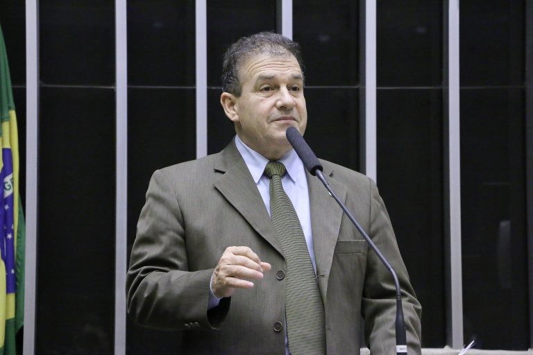 Projeto permite adaptação de carro com câmbio manual para uso por pessoa com deficiência