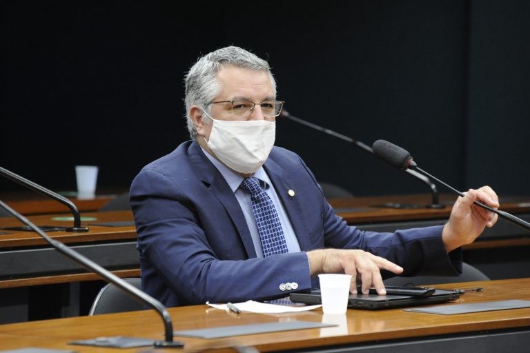 Relatório recomenda reduzir dependência de insumos importados na indústria da saúde