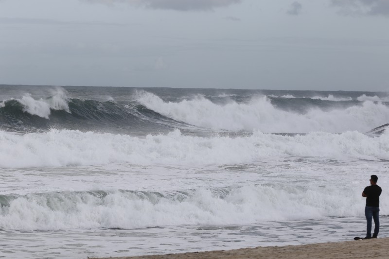 RJ: chegada de ciclone extratropical causa ventos fortes e estragos