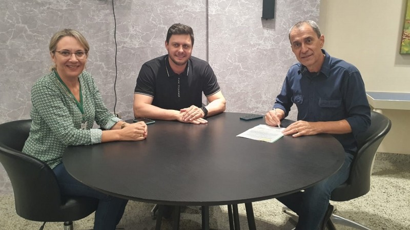 Prefeito Miguel Vaz assina ordem de serviço para construção da nova sede da escola Érico Veríssimo