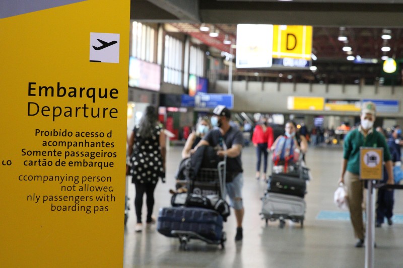 Anvisa aprova fim da obrigatoriedade de máscaras em aviões