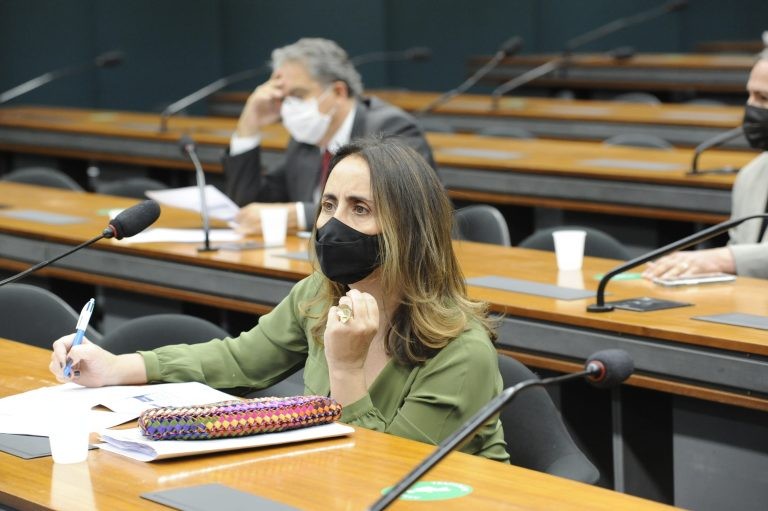 CCJ aprova emissão de duplicata e fatura em aluguel de móveis e imóveis