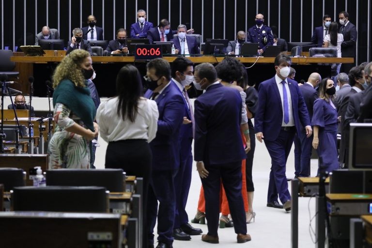 Deputados aprovam emenda que prevê quarentena eleitoral para juízes e policiais; acompanhe