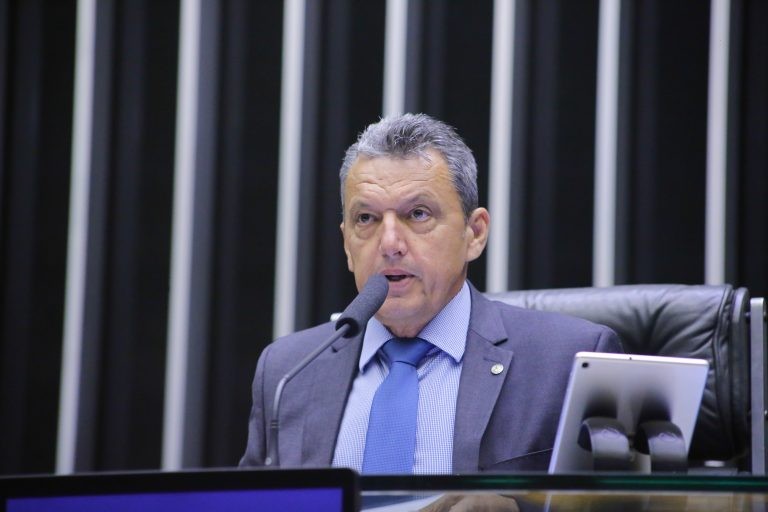 Projeto prevê devolução em dobro do auxílio emergencial recebido indevidamente