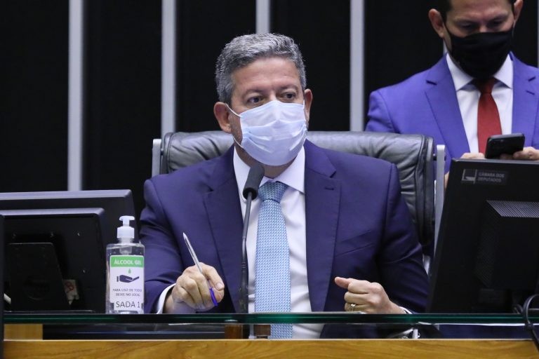 Lira anuncia que governo vai enviar projeto sobre remoção de conteúdo em redes sociais