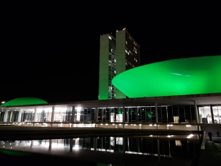 Congresso se ilumina de verde para celebrar o Dia da Infância