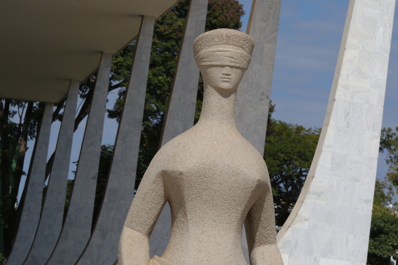 STF adia julgamento sobre prerrogativa de ações de improbidade