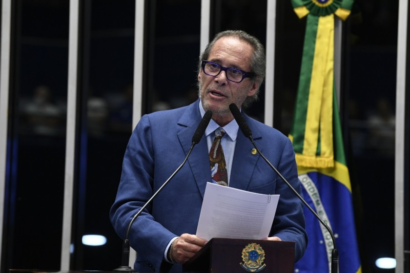 Luiz Pastore homenageia ex-senador Luiz Henrique da Silveira