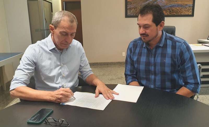 Gestão Municipal assina requerimento para terrenos populares