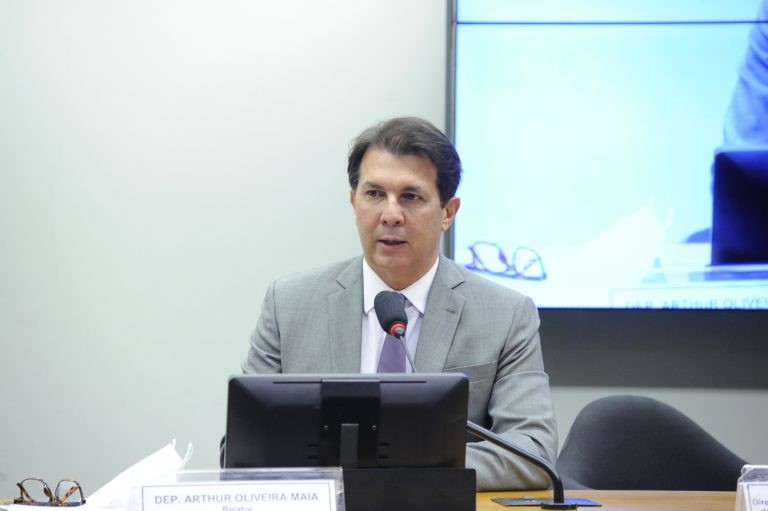 Relator retira mudanças e prepara terceiro parecer da reforma administrativa