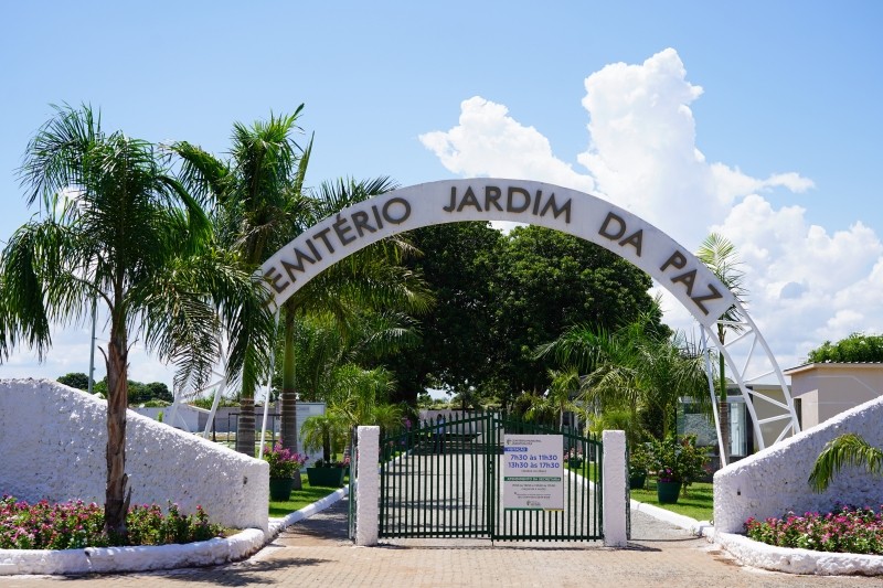 Como referência, Cemitério Jardim da Paz recebe visita de servidores de Alta Floresta
