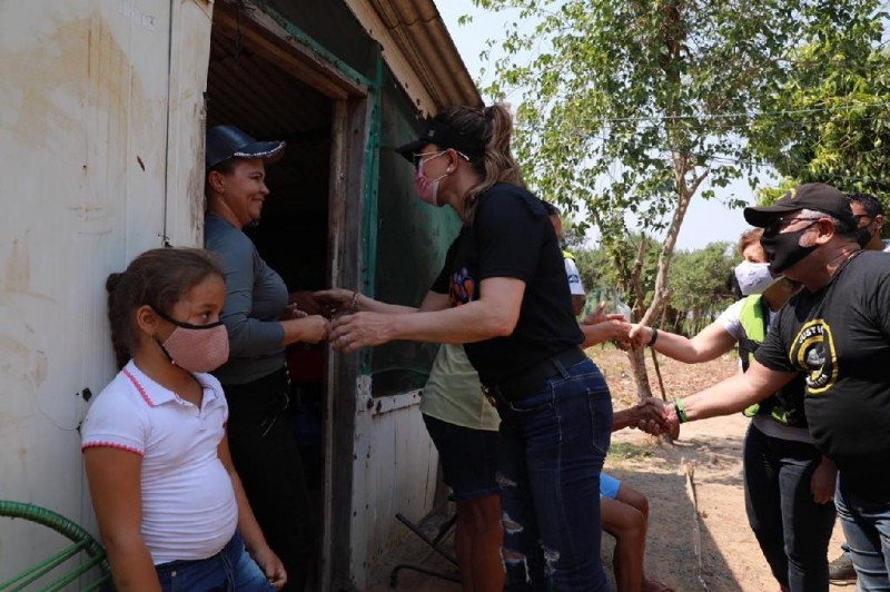 Primeira-dama de MT entrega 230 cestas básicas a famílias ribeirinhas na região do Pantanal