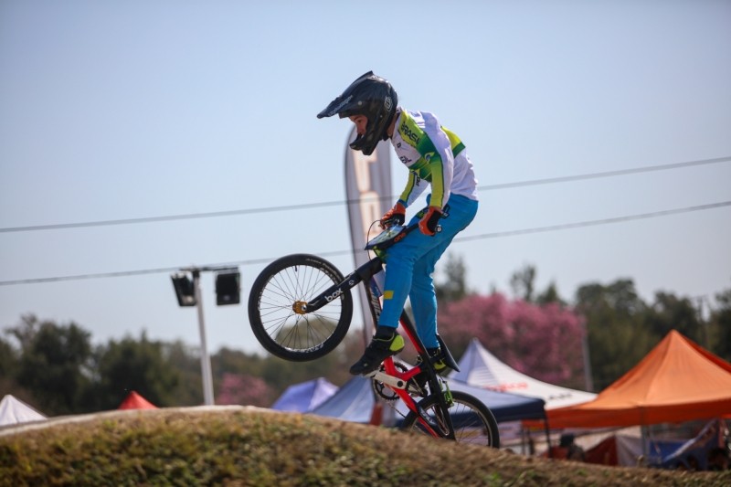 Piloto do Viva Lucas é campeão de BMX na Argentina