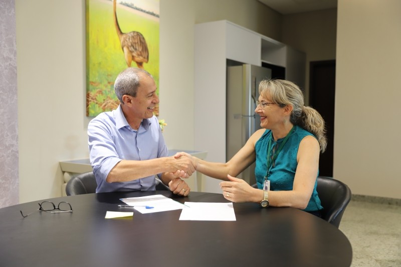 Prefeito Miguel Vaz assina ordem de serviço para construção de ginásio na escola do Vida Nova