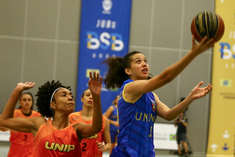 Esporte universitário ajuda jovens a lidar com frustrações