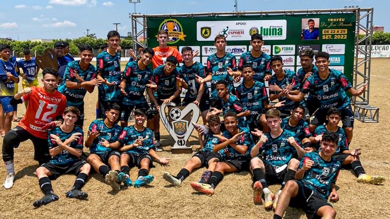 Equipe de Lucas do Rio Verde conquista título de campeã em competição de futebol