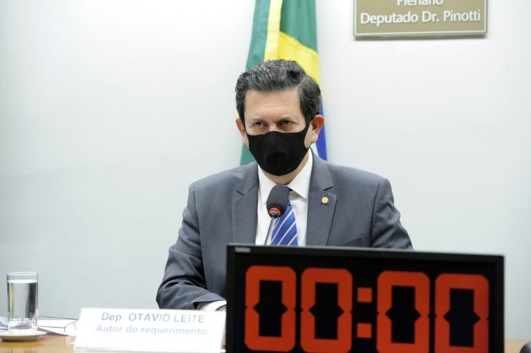 Comissão aprova proposta que prevê isenção fiscal na compra de aparelhos que facilitam a audição