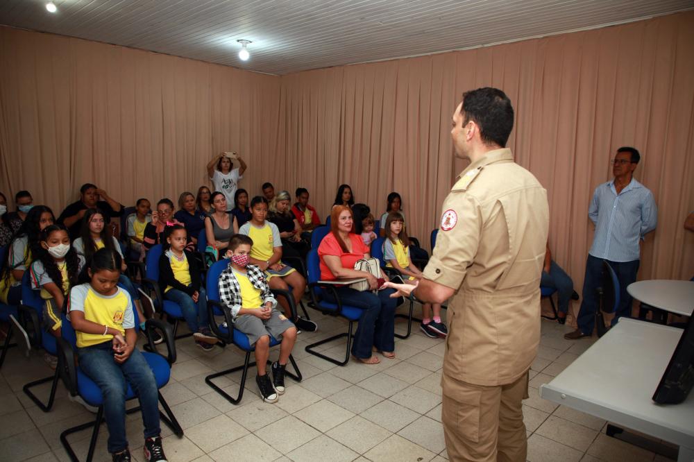 Alunos finalistas do Concurso de Desenho e Redação sobre combate às queimadas vivem experiência de ser bombeiro