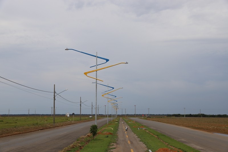 Gestão Municipal instala postes para iluminar as avenidas da Fé e dos Desbravadores