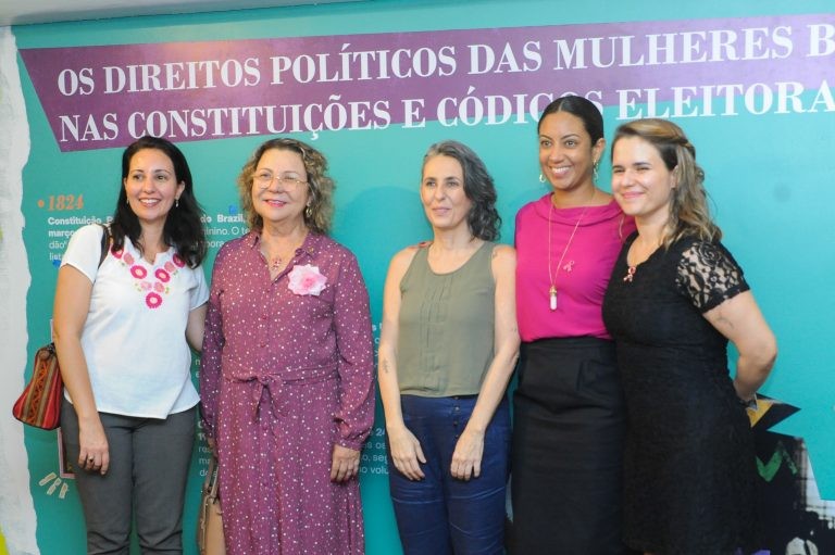 Exposição e manifesto na Câmara celebram os 90 anos do voto feminino no Brasil