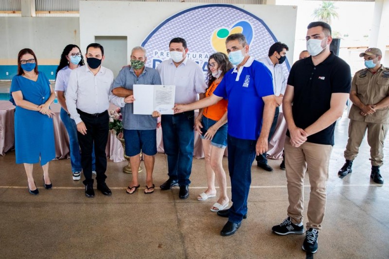 Governo de Mato Grosso entrega 104 títulos de regularização fundiária no aniversário de Diamantino