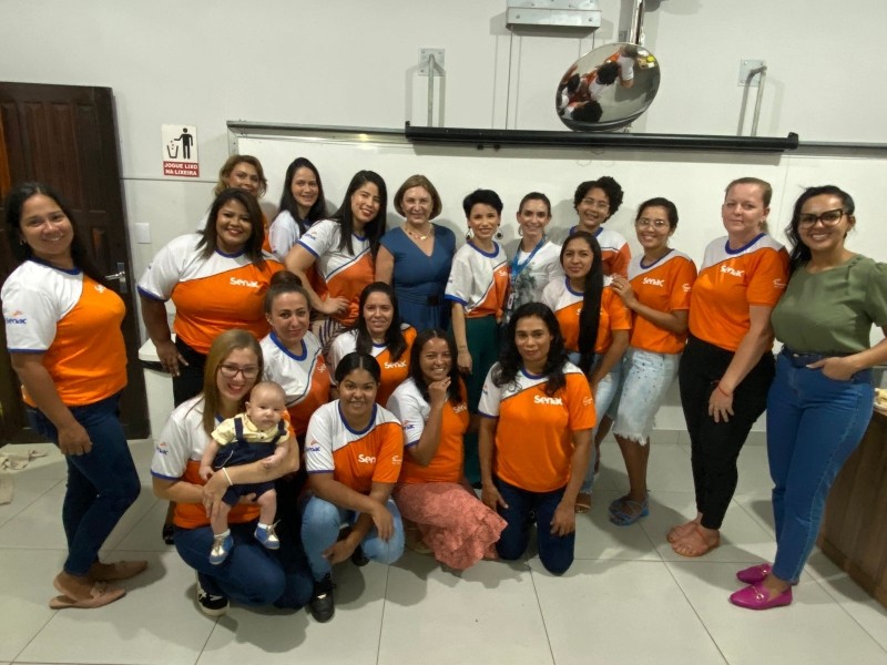 Alunas de Lucas do Rio Verde recebem certificado em curso de design de sobrancelha