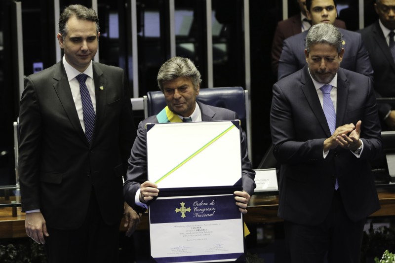 Fux é condecorado no Senado; discurso exalta democracia