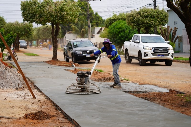 Gestão Miguel Vaz avança na construção de calçadas no bairro Jardim das Palmeiras