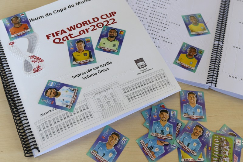 Pessoas com deficiência visual ganham álbum da Copa em braille