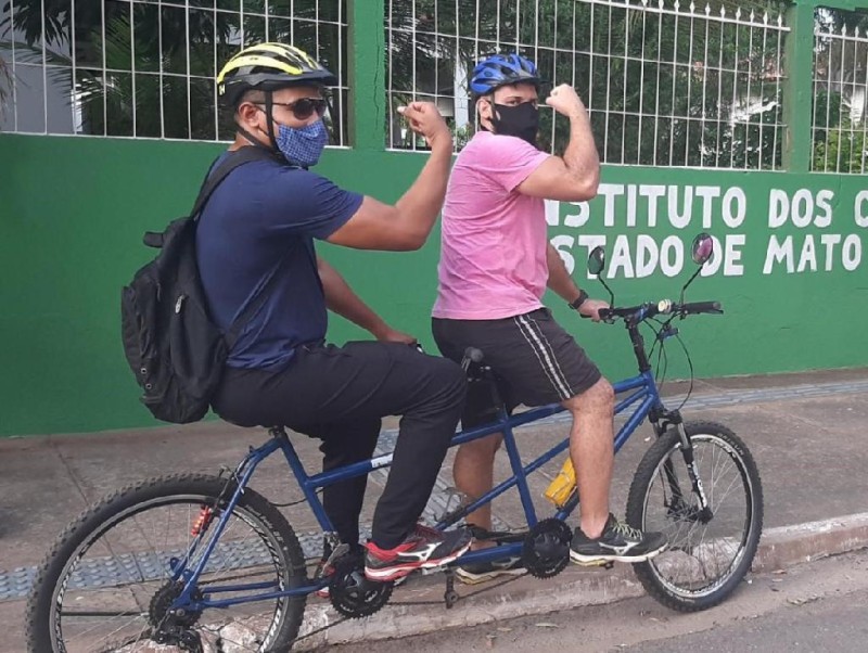 "Pedal além da visão" proporciona a deficientes andar de bicicleta pelas ruas de Cuiabá