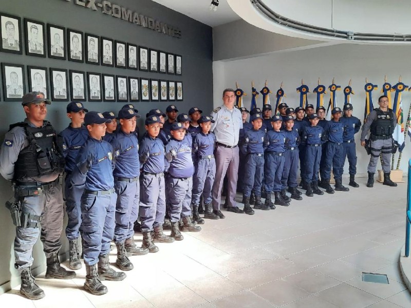 Alunos do projeto PM Júnior conhecem sede do Comando Geral e unidades especializadas