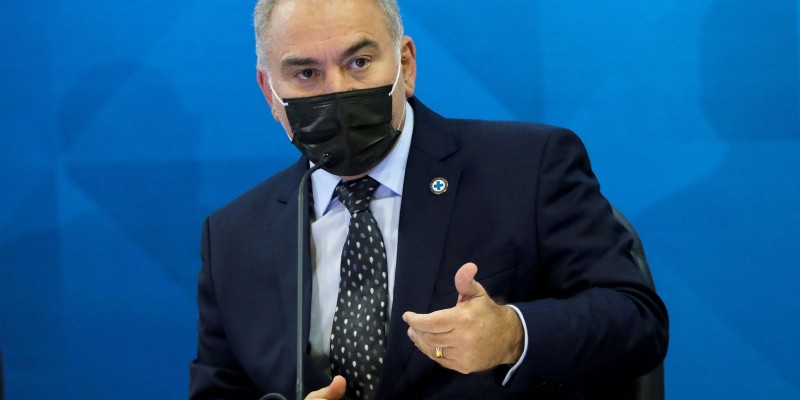 Ministro diz que efeitos adversos não podem interromper vacinação
