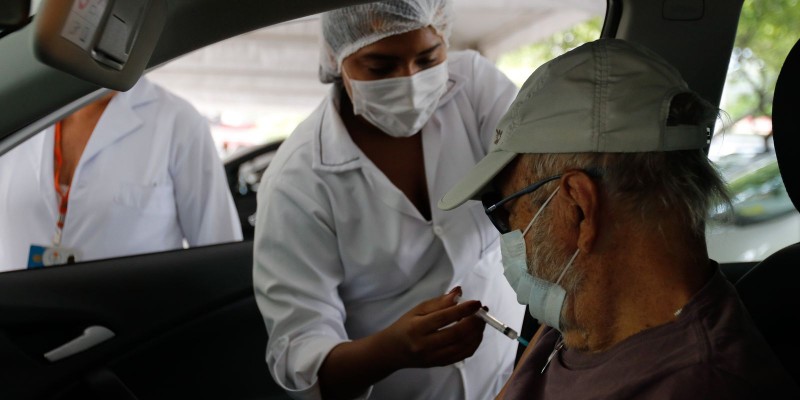 Covd-19: Rio aplica 2ª dose da Pfizer em quem tem 50 anos ou mais 