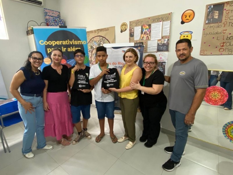 Jovens luverdenses recebem smartphones pelo Projeto Conectividade do Selo Unicef