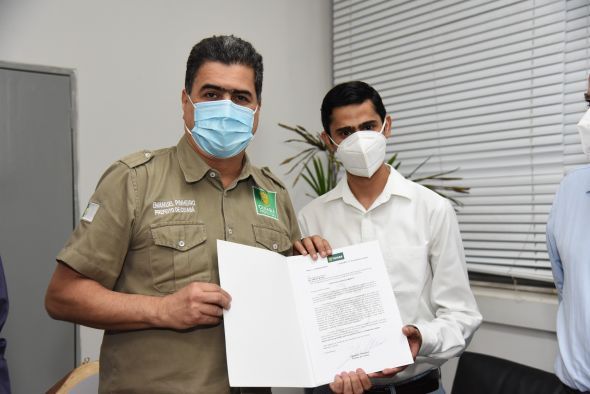 Prefeito entrega carta de agradecimento a professor da FGV e embaixador cultural da Unesco que ajudou a estreitar laços com a Índia