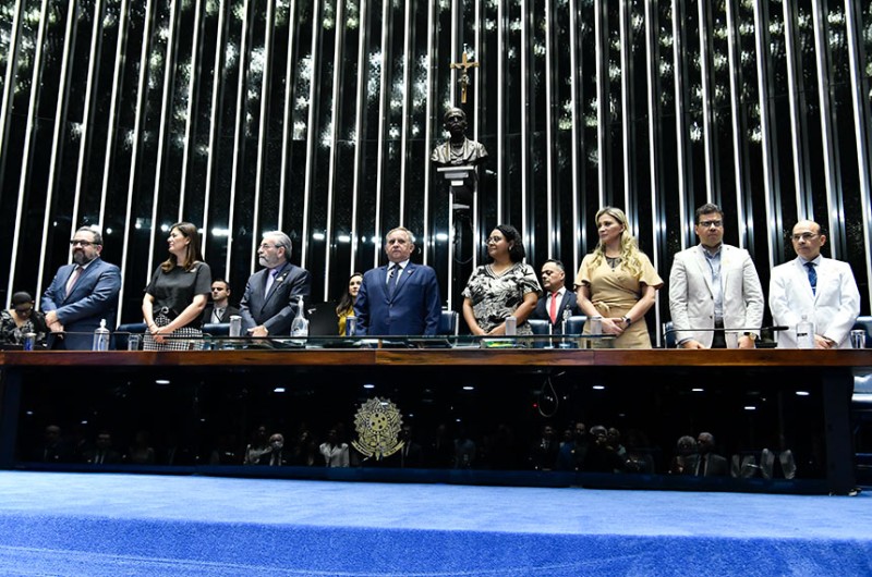 Em sessão especial, médicos cobram valorização do SUS