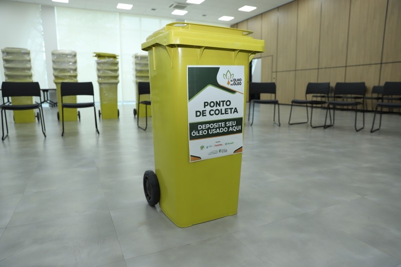 Projeto de Olho no Óleo recebe 50 bombonas para coletas de óleo usado