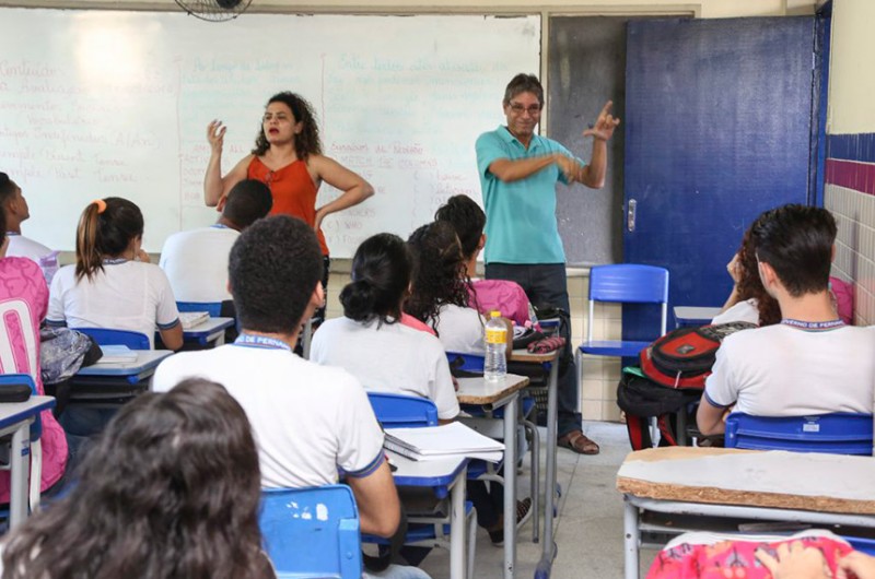 Senado debate oferta de educação bilíngue para surdos