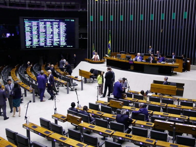 Deputados analisam projeto que cria o Código de Defesa do Contribuinte; acompanhe