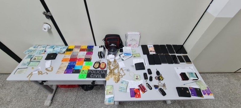 Dez criminosos são presos em flagrante em casa usada como escritório para golpes de estelionato