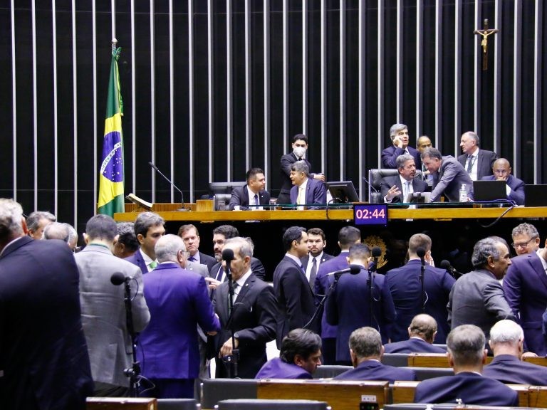 Deputados analisam PEC sobre eleição de cargos diretivos nos tribunais de Justiça; acompanhe