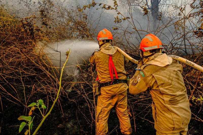 Corpo de Bombeiros combate incêndio em vegetação de Chapada dos Guimarães